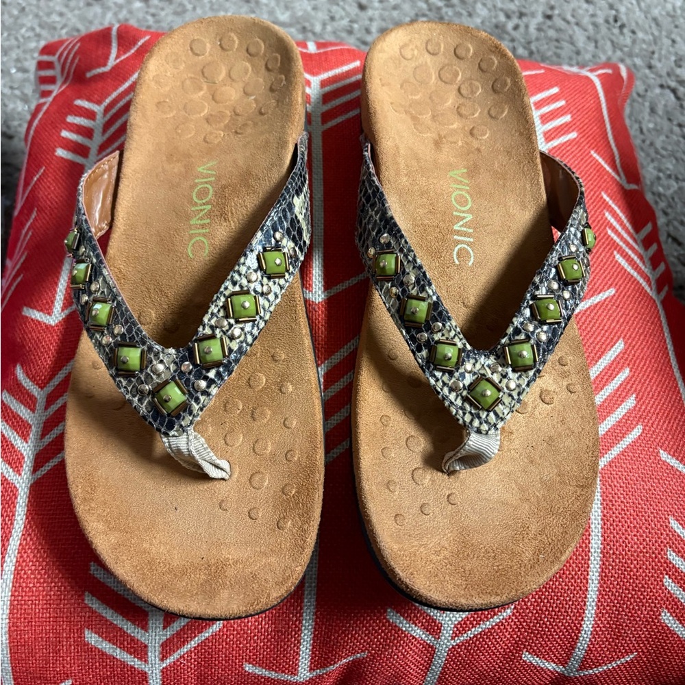 Vionic Thong Sandals with Green Stones on straps NEW